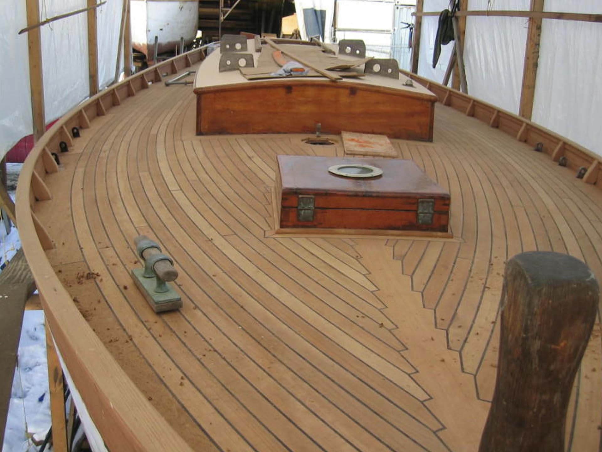 Основание палубы. Тиковая палуба яхты. Деревянная палуба. Деревянная палуба яхты. Настил палубы из дерева.